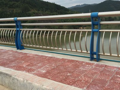 <b>不銹鋼防撞橋梁護欄 1050*50mm 藍色</b>